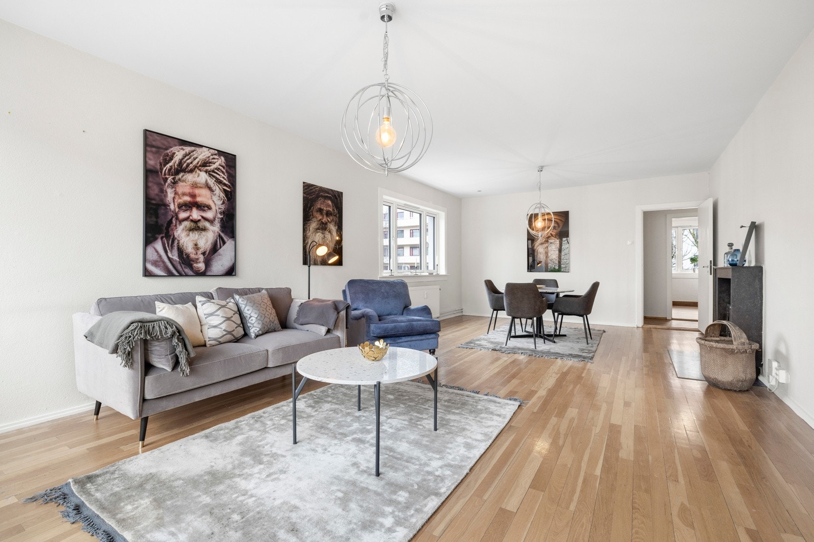 Stuen gir godt med naturlig lys og har plass til sofagruppe med tilhørende møblement, samt egen spisegruppe. Galleribilde