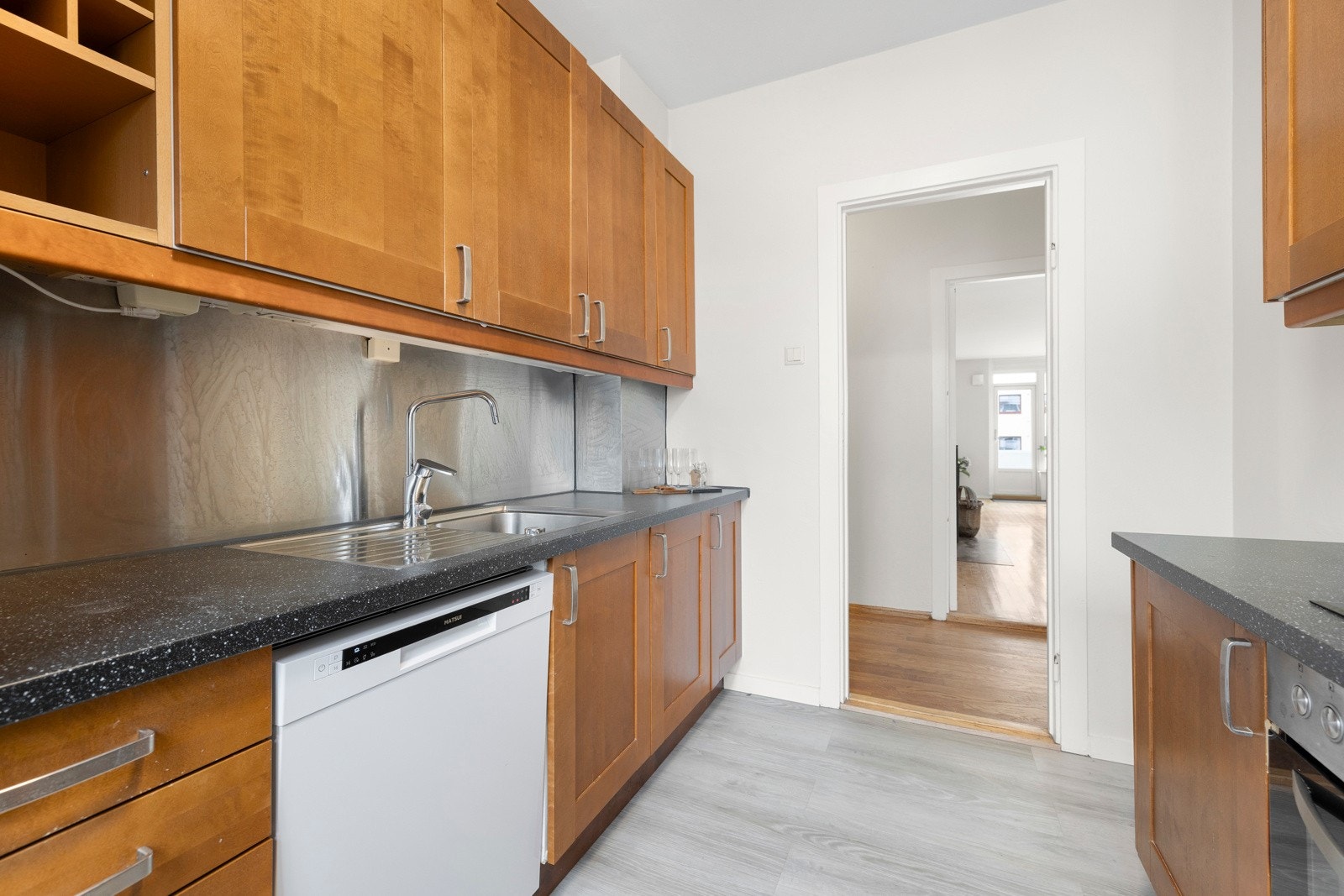 Kjøkkenet har rikelig med oppbevaringsmuligheter i over- og underskap. Galleribilde