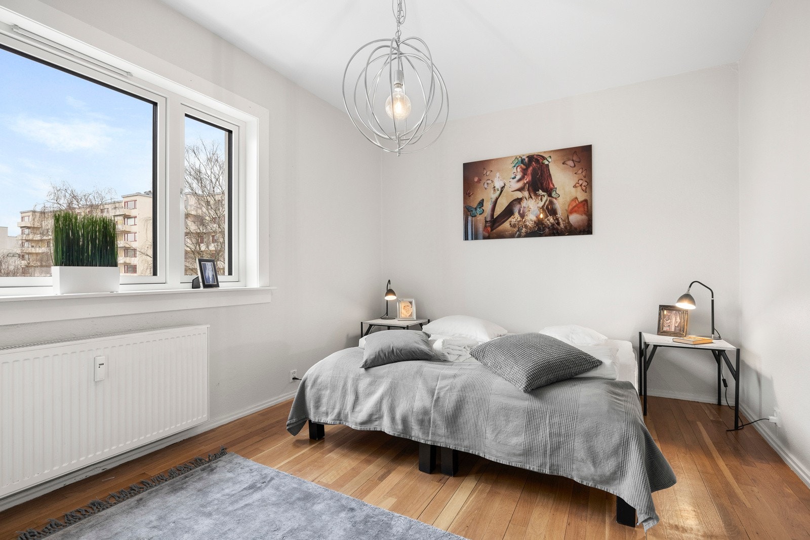 Soveromet har rikelig med naturlig lys og god plass til en stor seng. Galleribilde