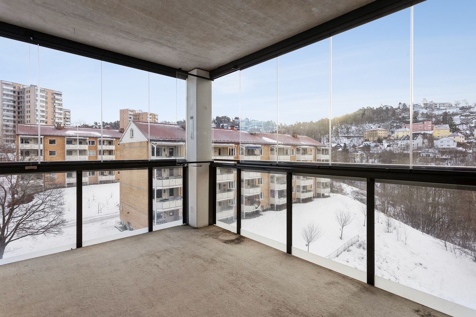 Balkongen er svært romslig og er innglasset. Galleribilde