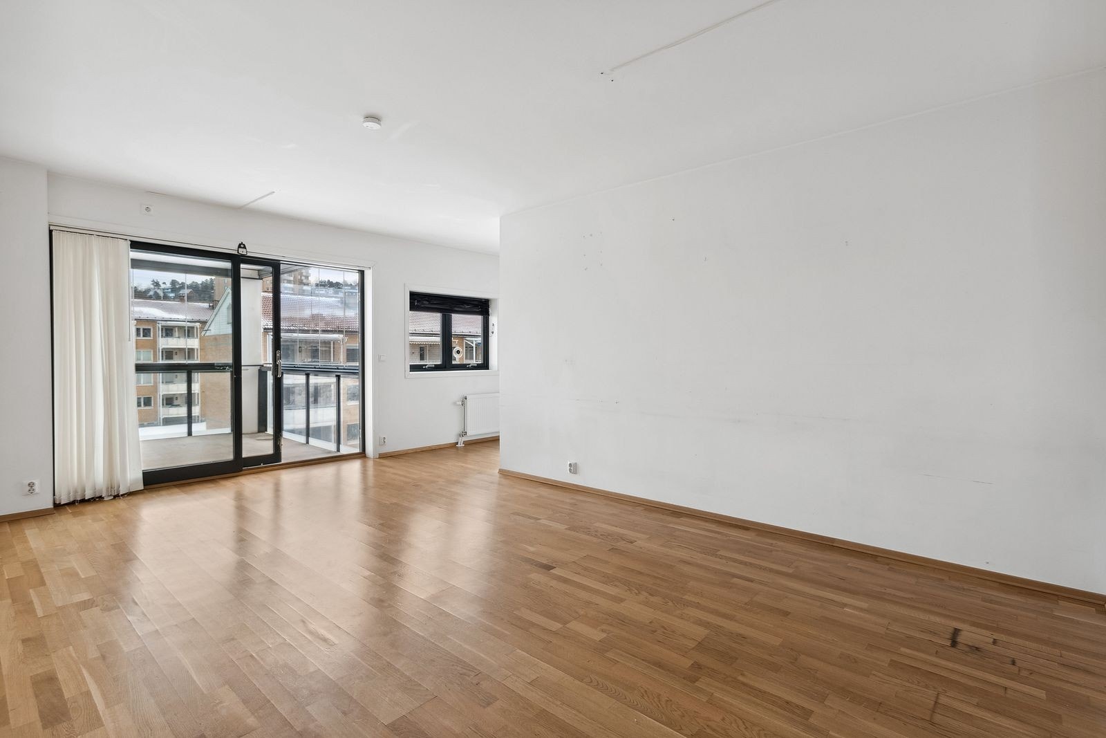 Romslig stue med flere møbleringsmuligheter. Galleribilde