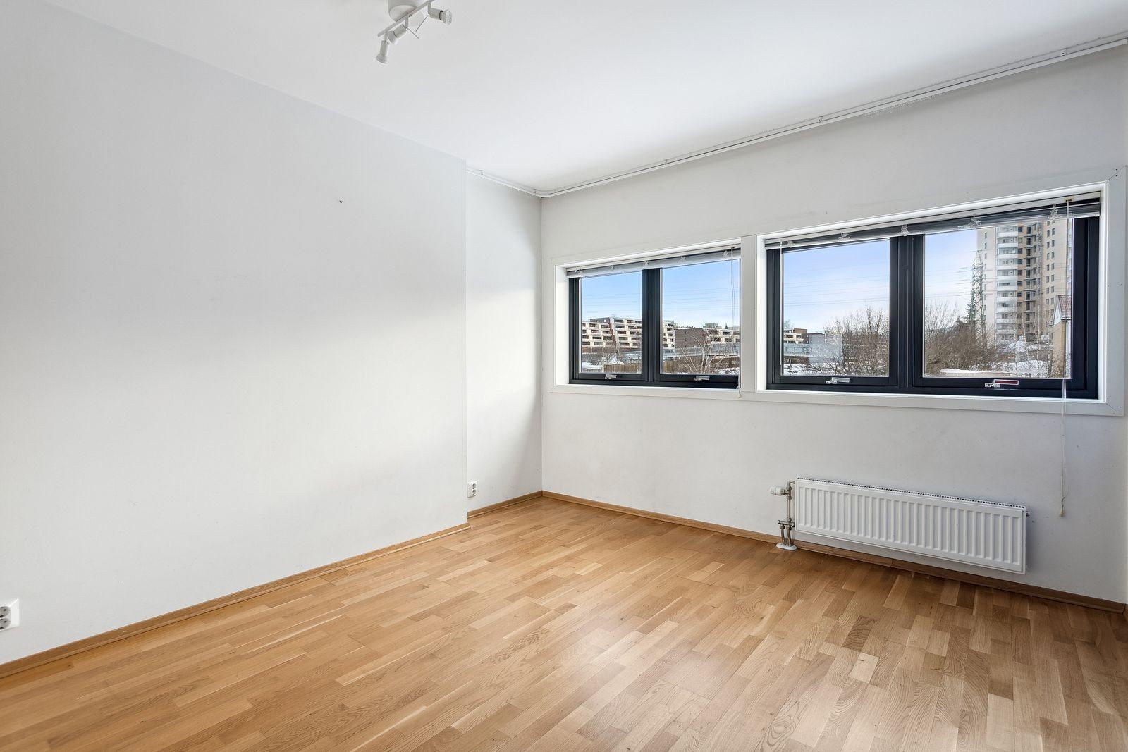 Hovedsoverom av god størrelse med innebygd garderobe. Galleribilde