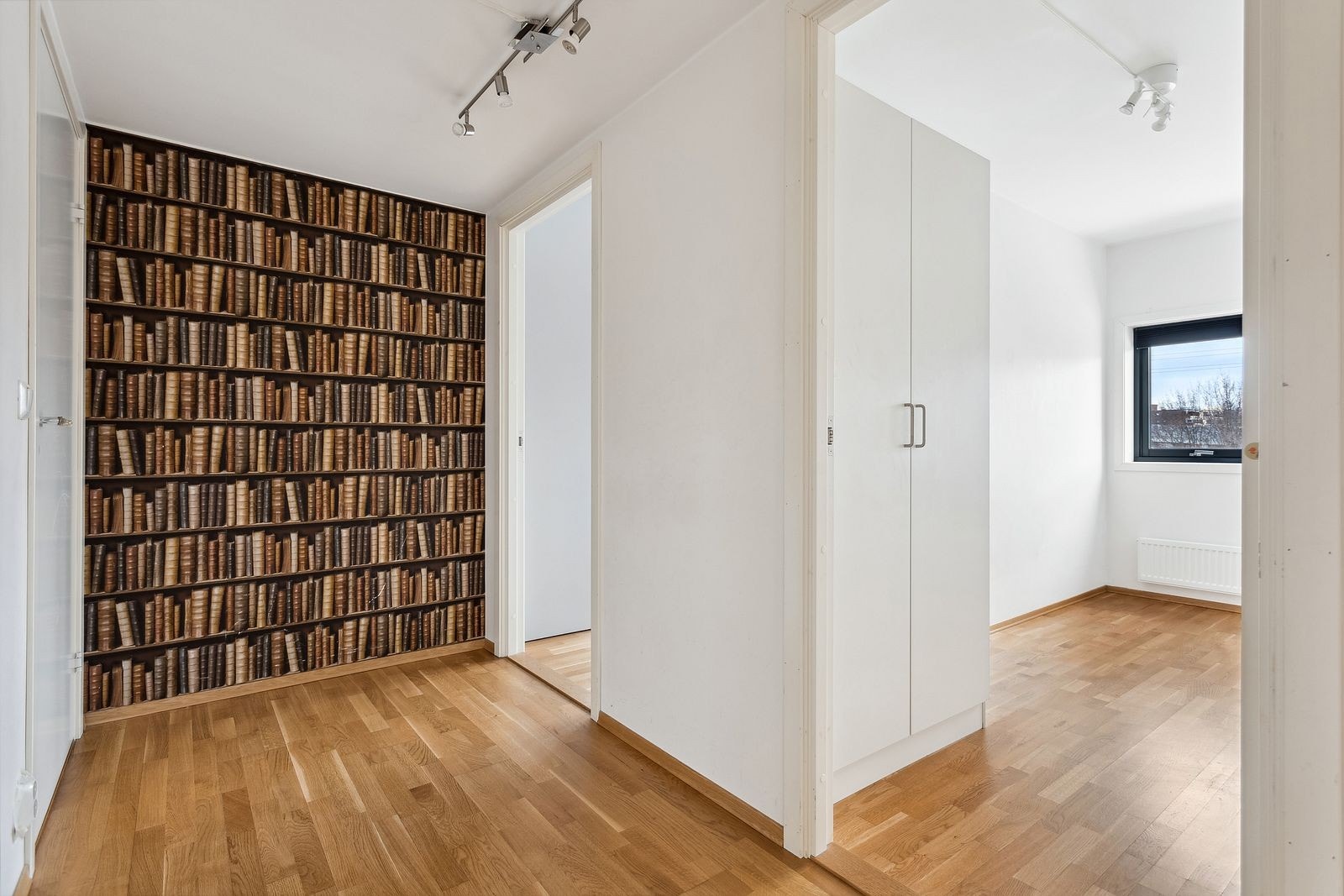 Mellomgang til soverom, innebod og bad. Galleribilde