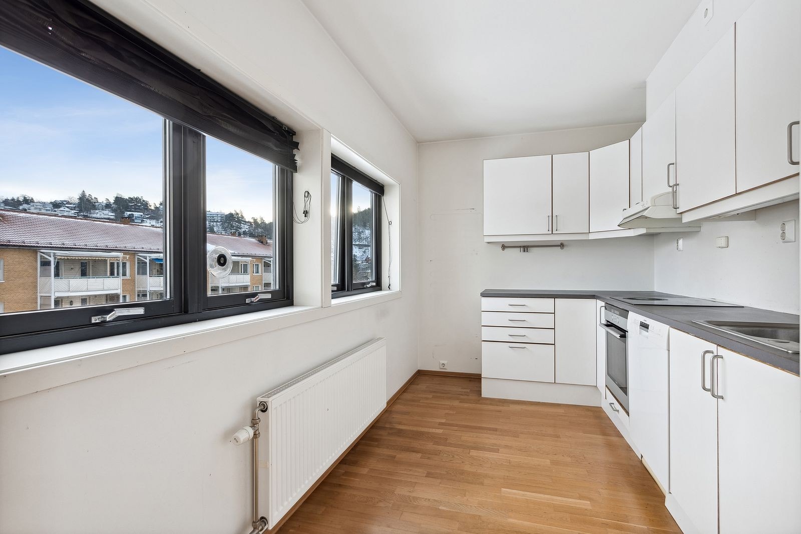 Kjøkken med flere vindusflater som slipper inn rikelig med dagslys. Galleribilde