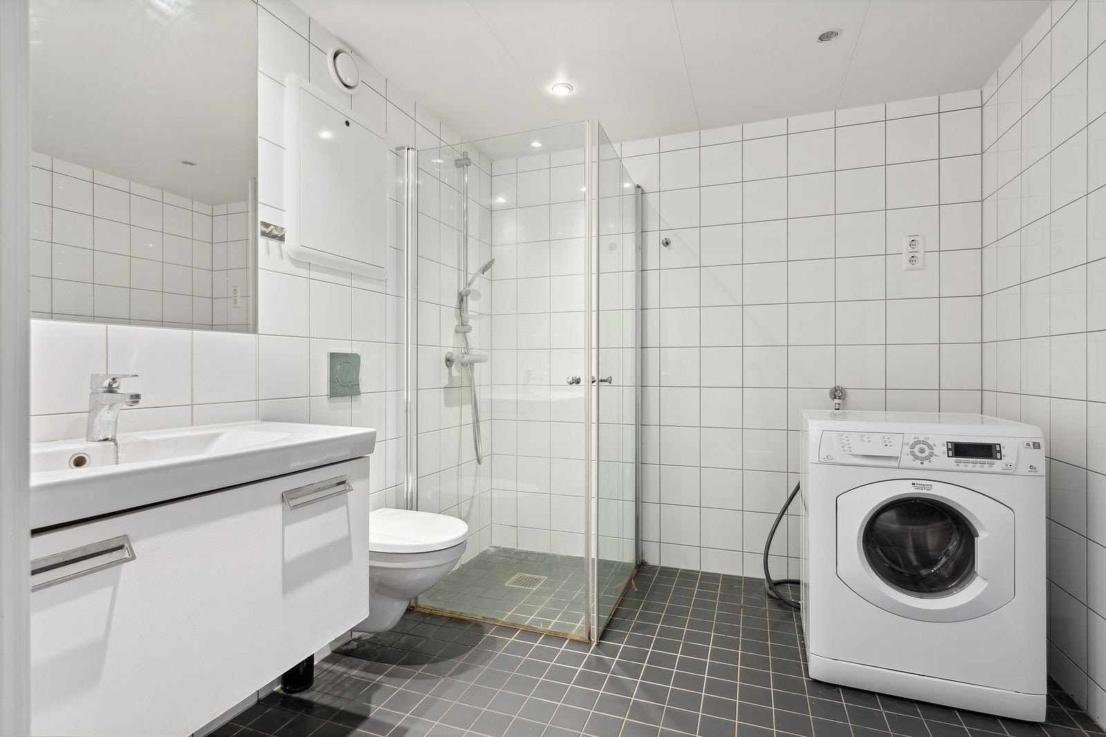 Flislagt bad med varmekabler av god størrelse. Galleribilde