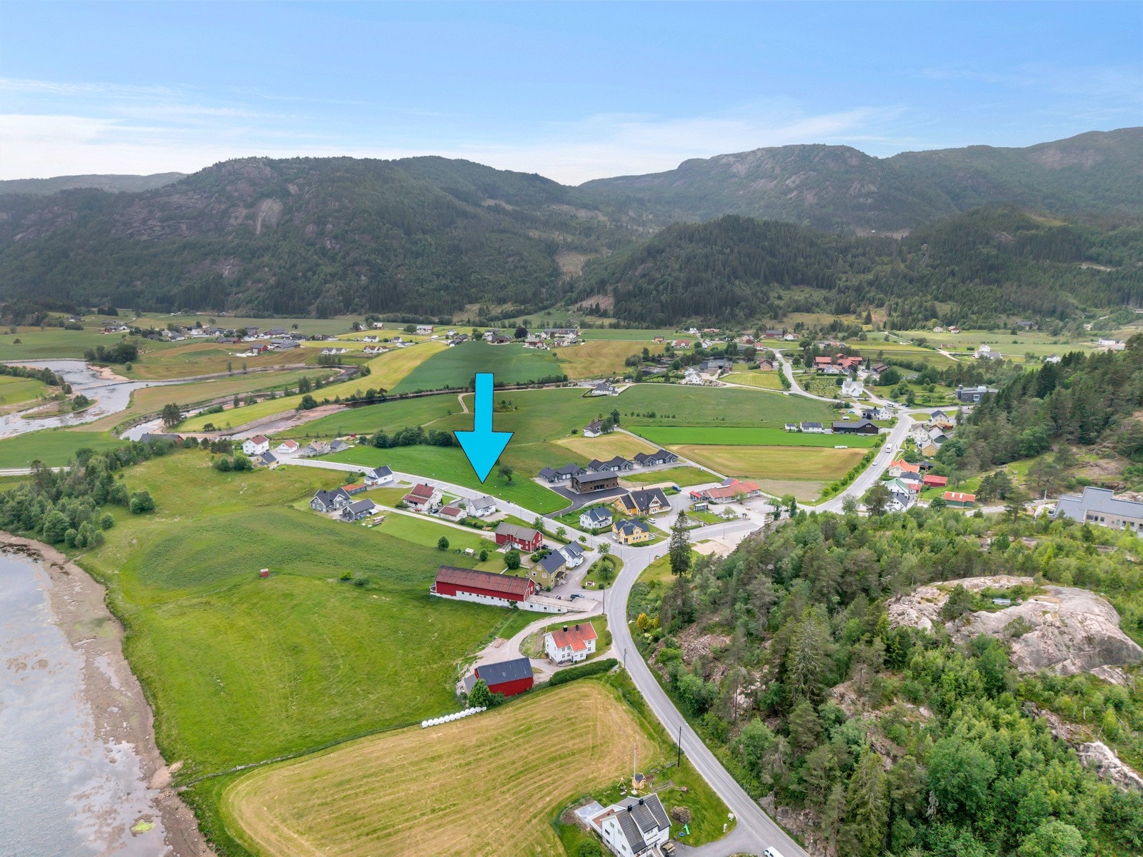 Boligen ligger i koselige Kyrkjebygd i Åseral Galleribilde