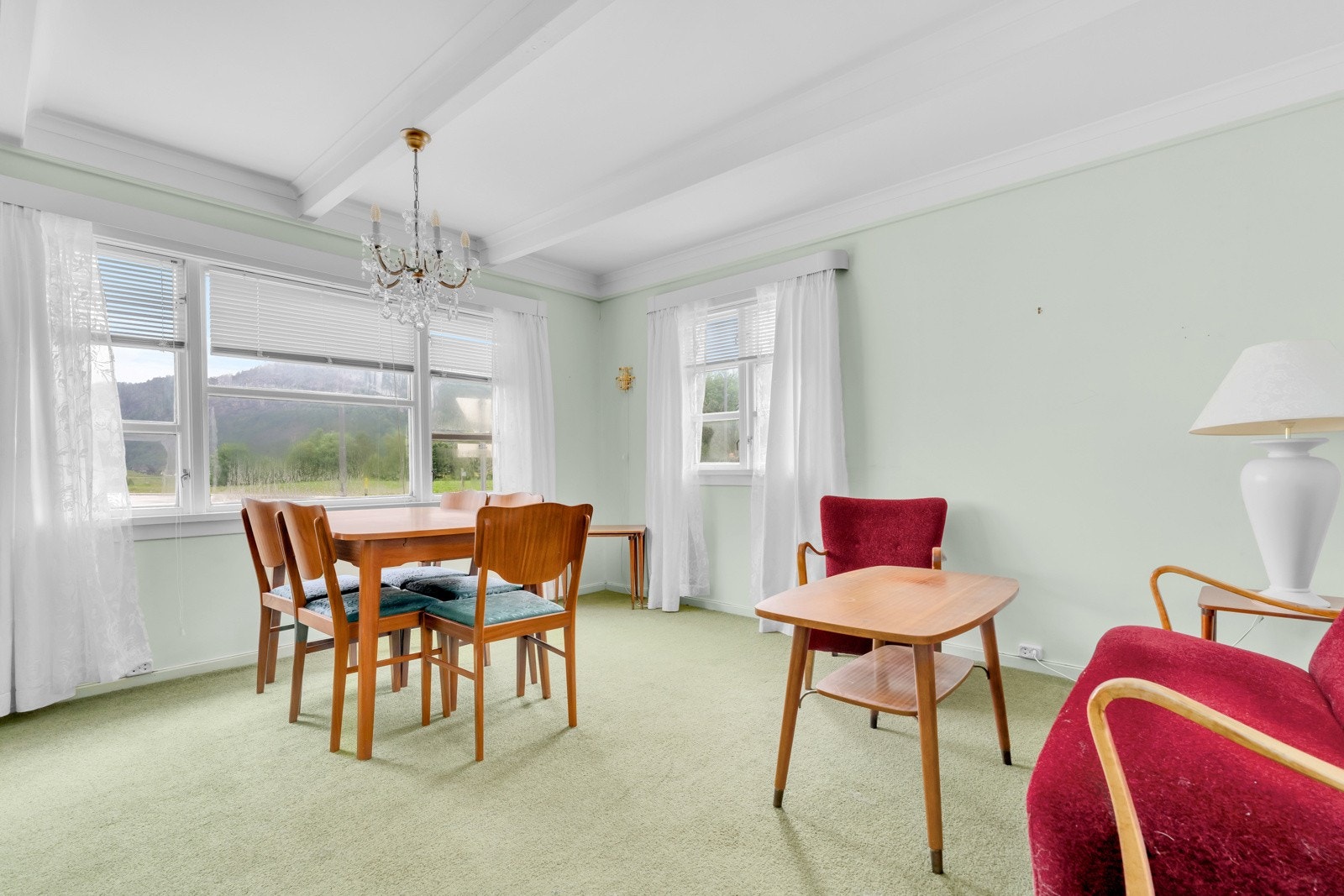 I spisestua er det god plass til et større spisebord Galleribilde