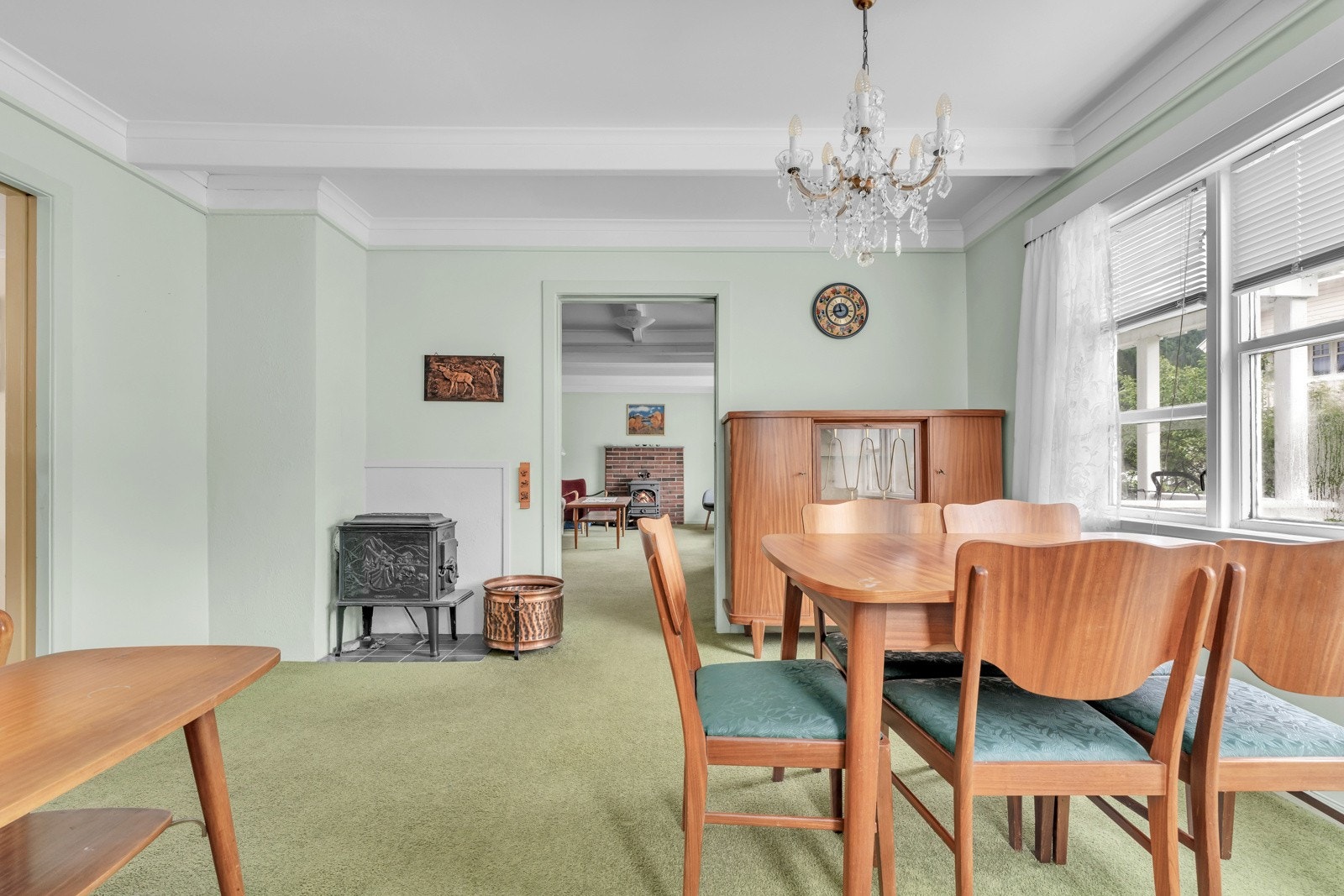 Fra spisestua er det inngang til boligens romslige stue Galleribilde