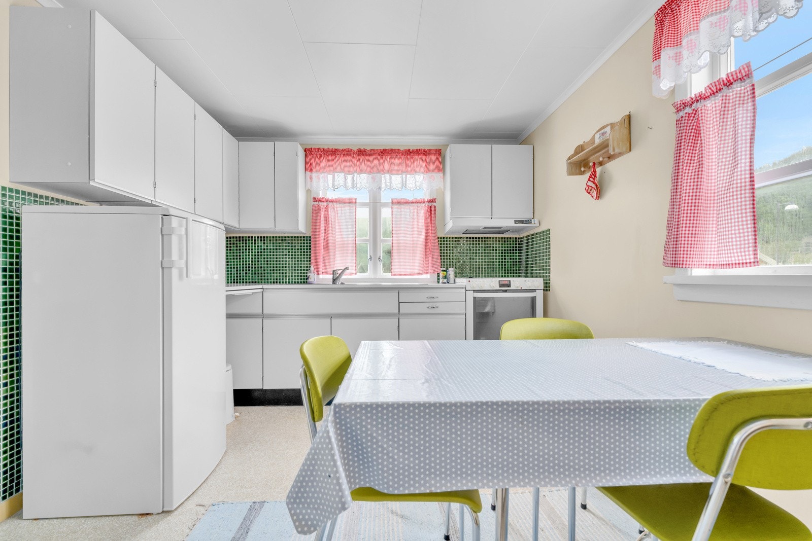 Koselig kjøkken med lysinnslipp fra to himmelretninger Galleribilde