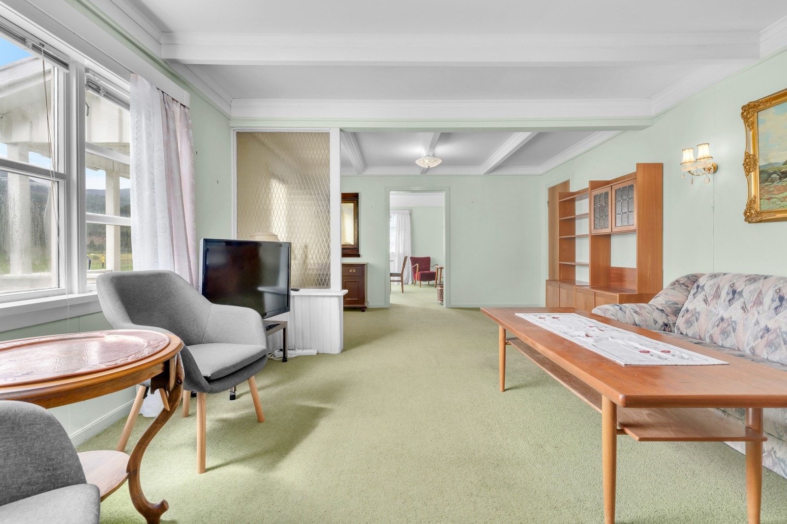 Fra stua er det utgang til eiendommens koselig plenområde Galleribilde