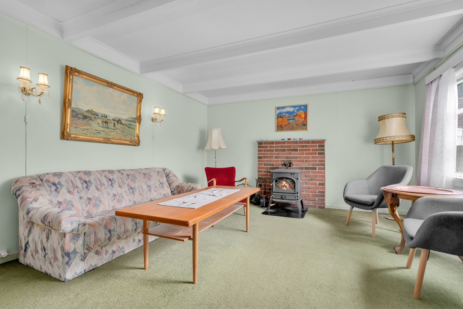 I stua er det god plass til en større sofagruppe Galleribilde