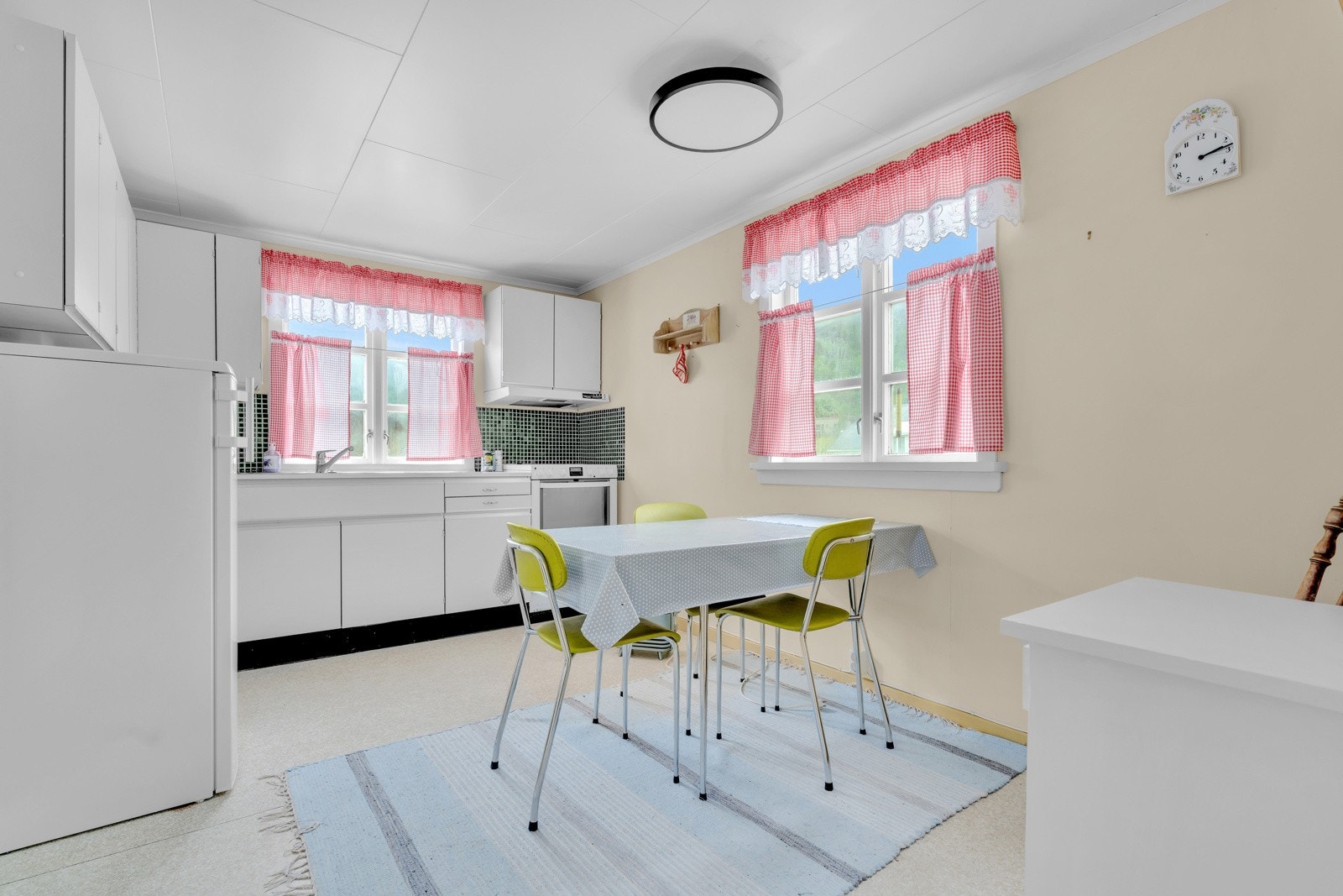 Det er plass til et mindre spisebord på kjøkkenet Galleribilde