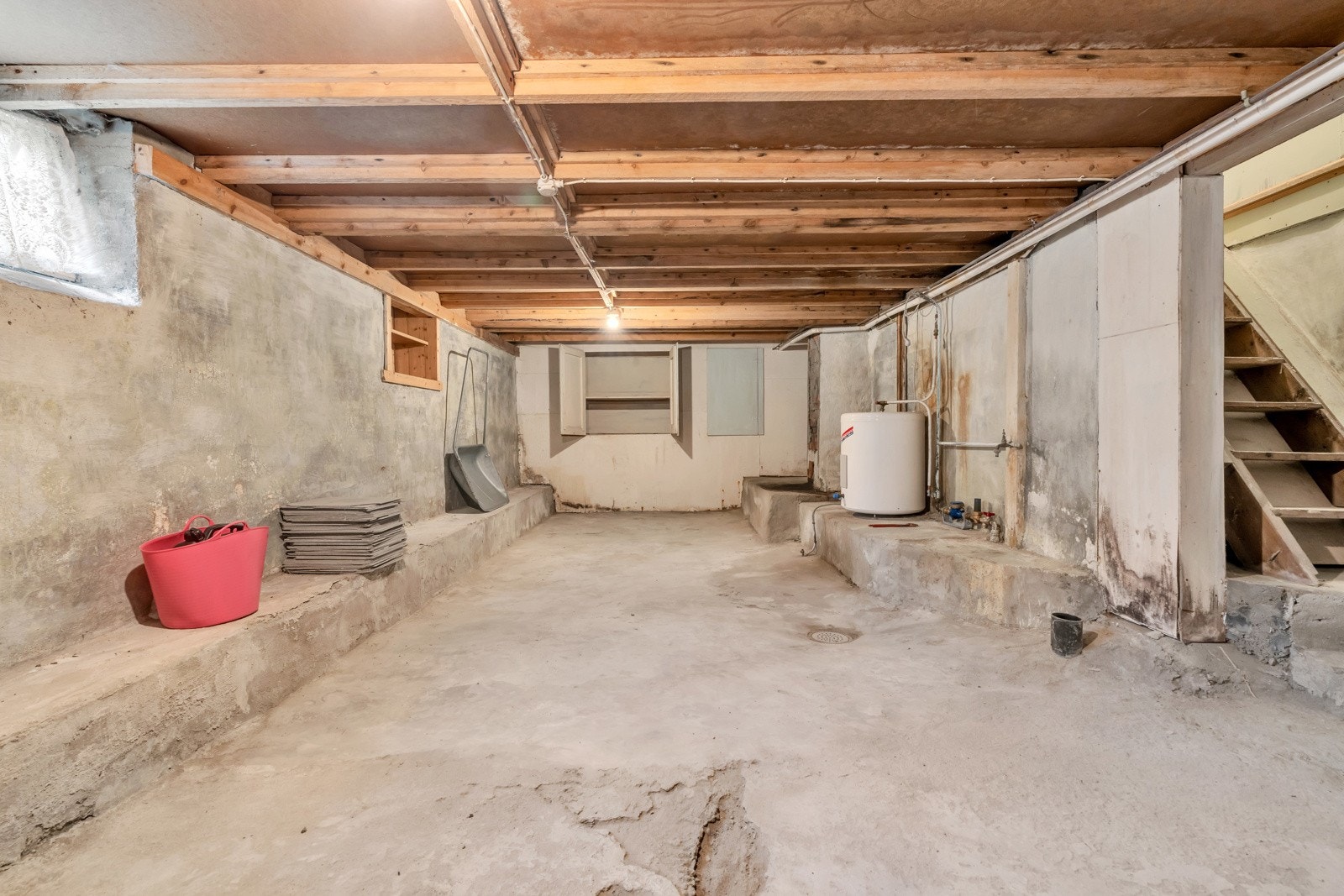 Boligens underetasje er en råkjeller med oppbevaringsmuligheter Galleribilde