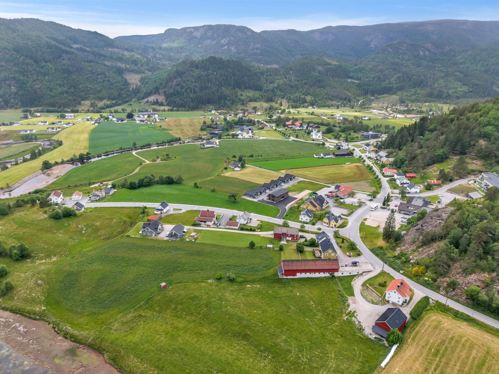 Eiendommen ligger sentralt til kun 500 meter fra skole og barnehage og 200 meter fra dagligvarehandel Galleribilde