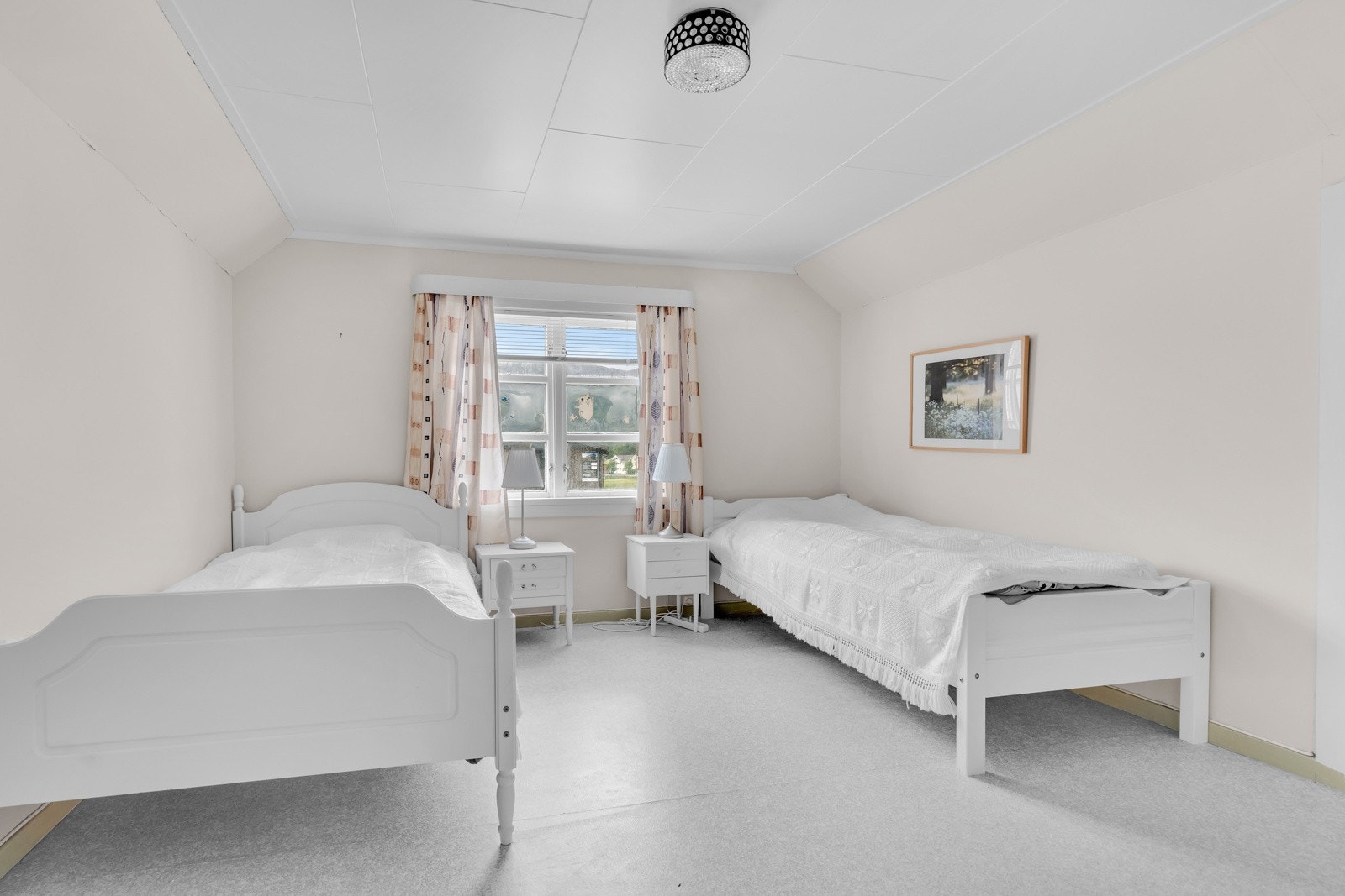 I boligens andre etasje er det to soverom og flere boder Galleribilde