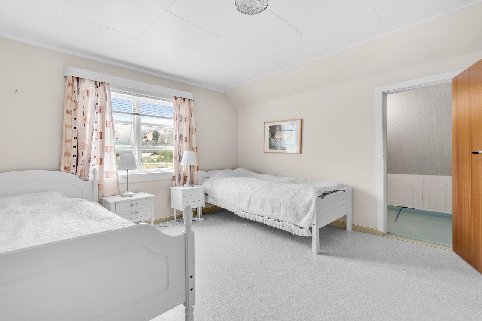 Begge soverommene er romslige med plass til enten en dobbeltseng eller to enkeltsenger. Galleribilde