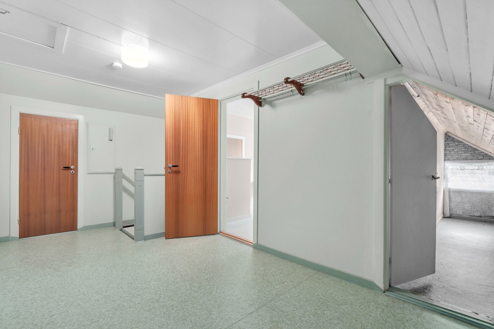 Det er rikelig med oppbevaringsmuligheter i andre etasje Galleribilde