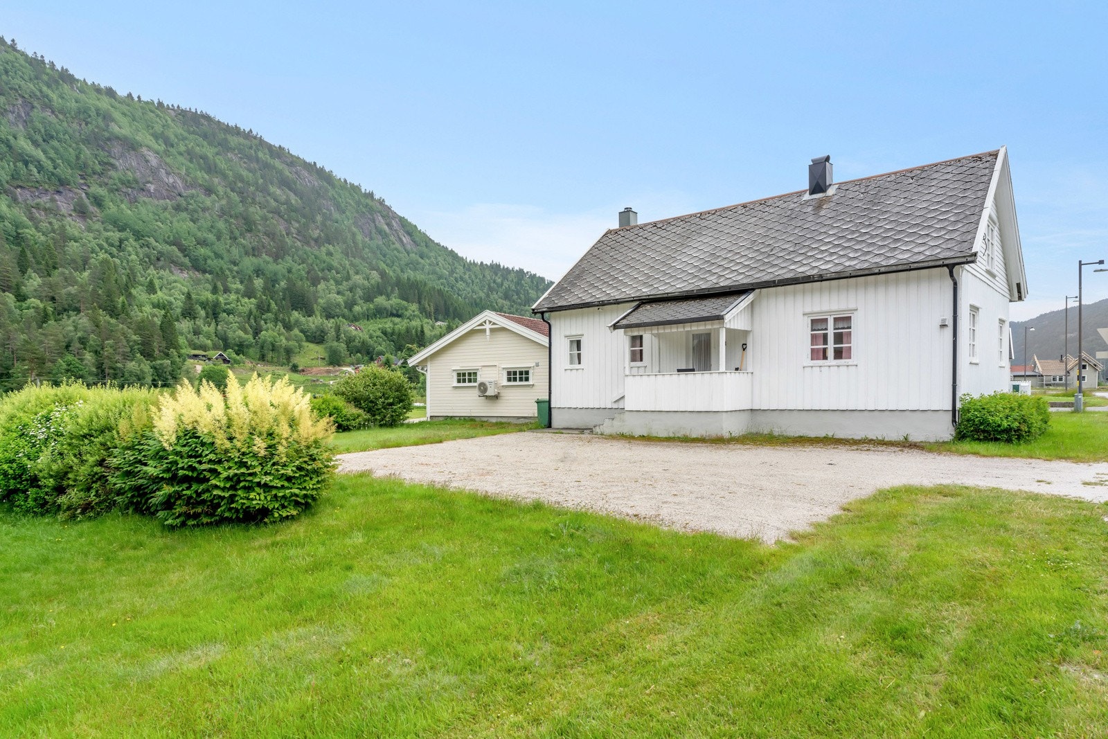 Eiendommen ligger landlig til med nydelig utsikt utover fjellene Galleribilde