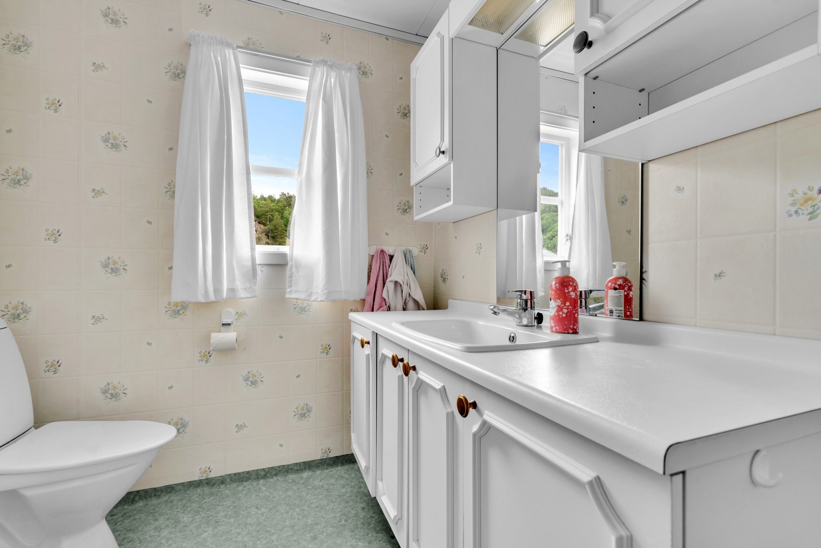 På badet er det blant annet toalett, dusj og baderomsinnredning Galleribilde