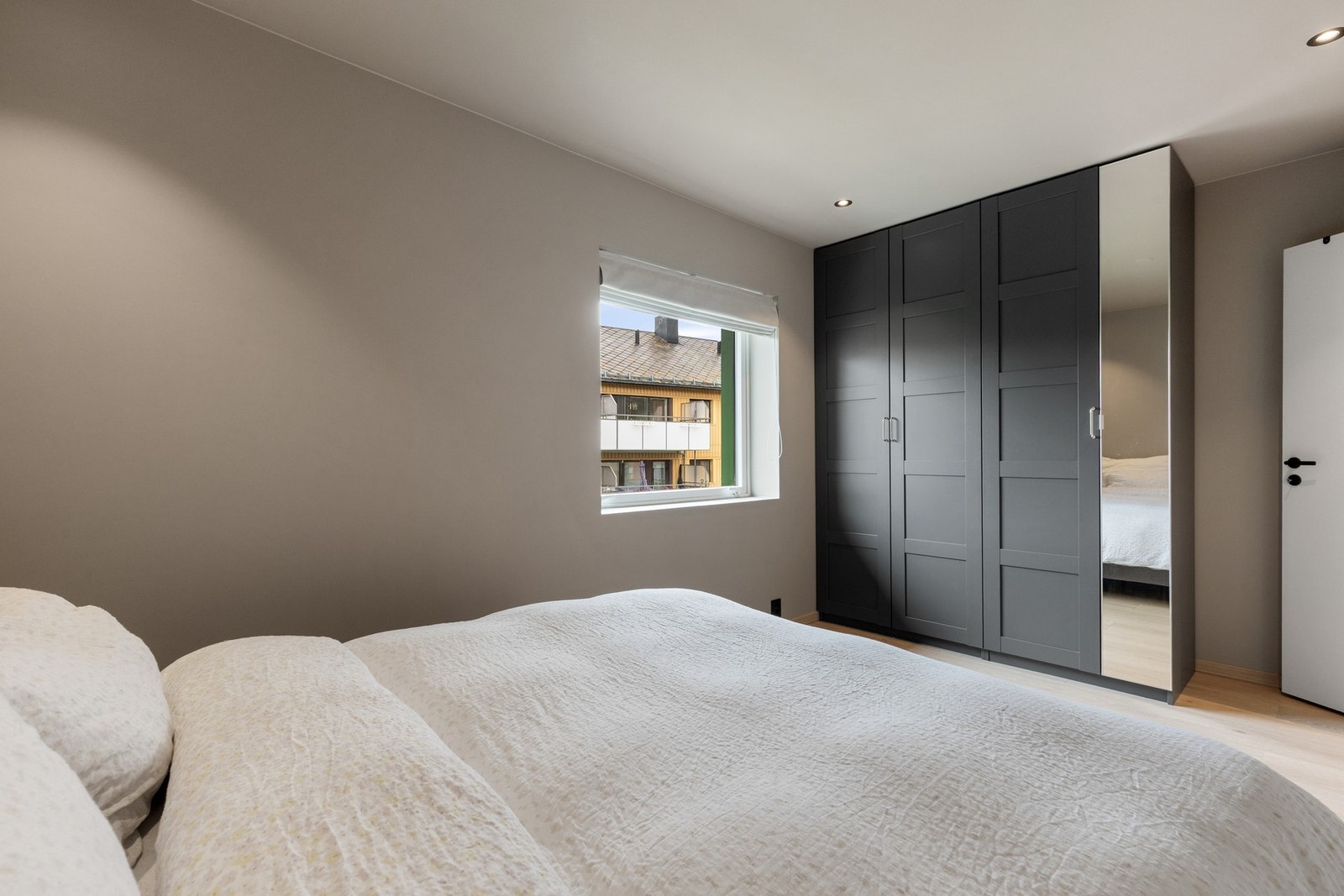 God plass til garderobe Galleribilde