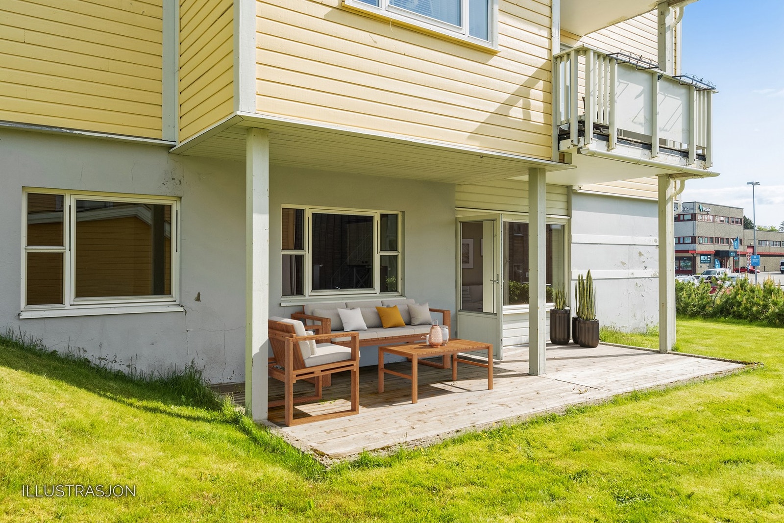 Flott uteområde omkranset av hage med plen og hekk Galleribilde