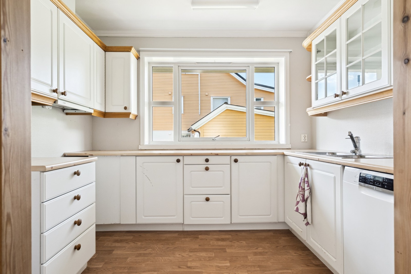 Kjøkken med store vinduer for utsikt og lysinnslipp Galleribilde