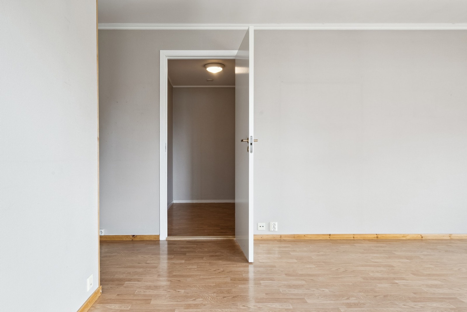 Fra stuen kommer inn i gang mellom bad og soverom Galleribilde