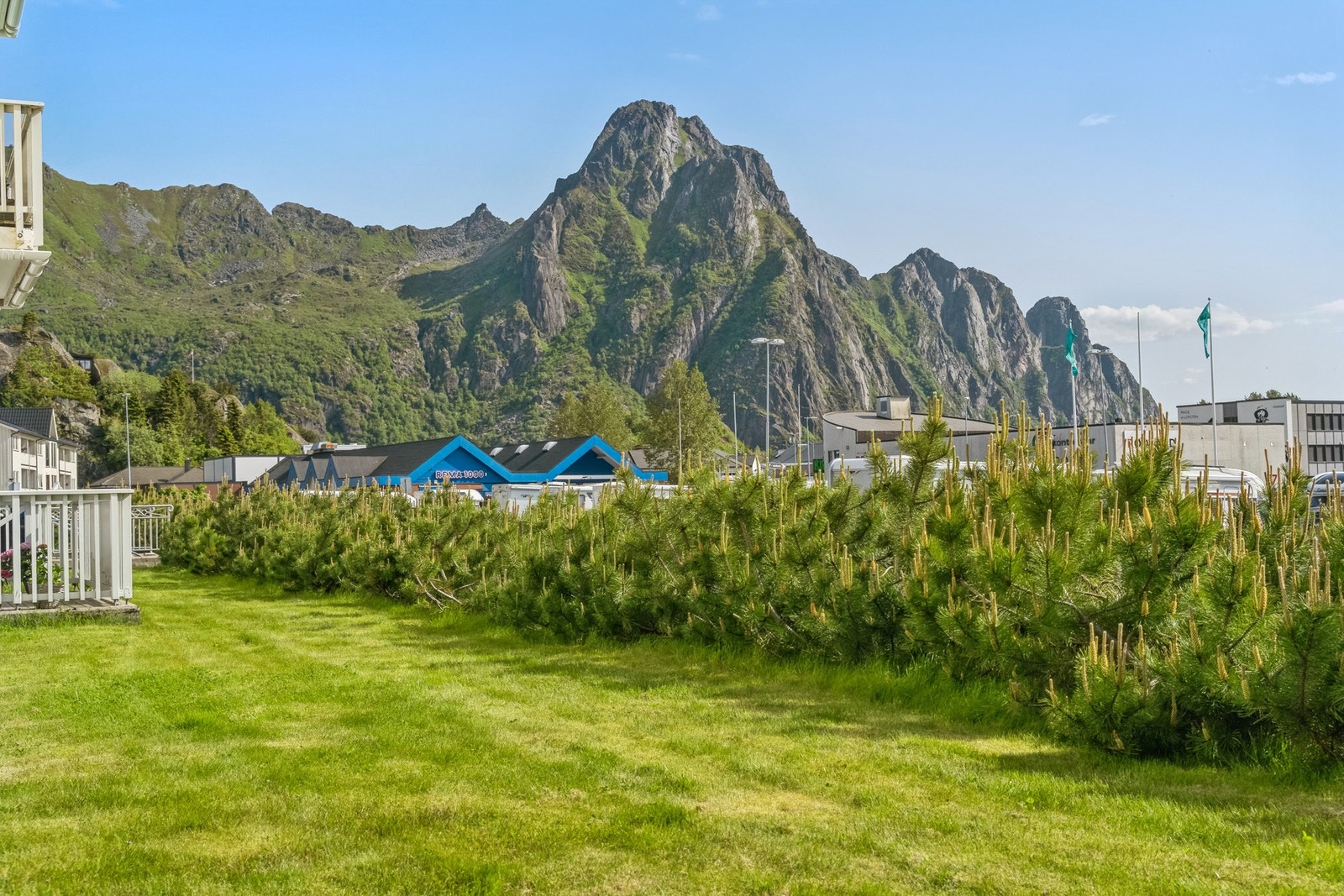 Flott utsikt fra området, likevel skjermet fra parkeringsplass Galleribilde