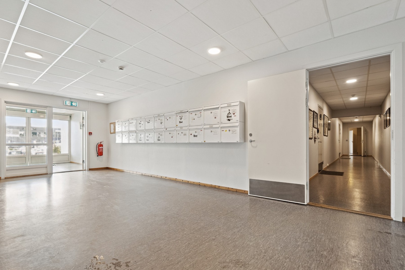 Fra hovedinngangen går man ned korridoren hvor døren til leiligheten er åpen. Galleribilde