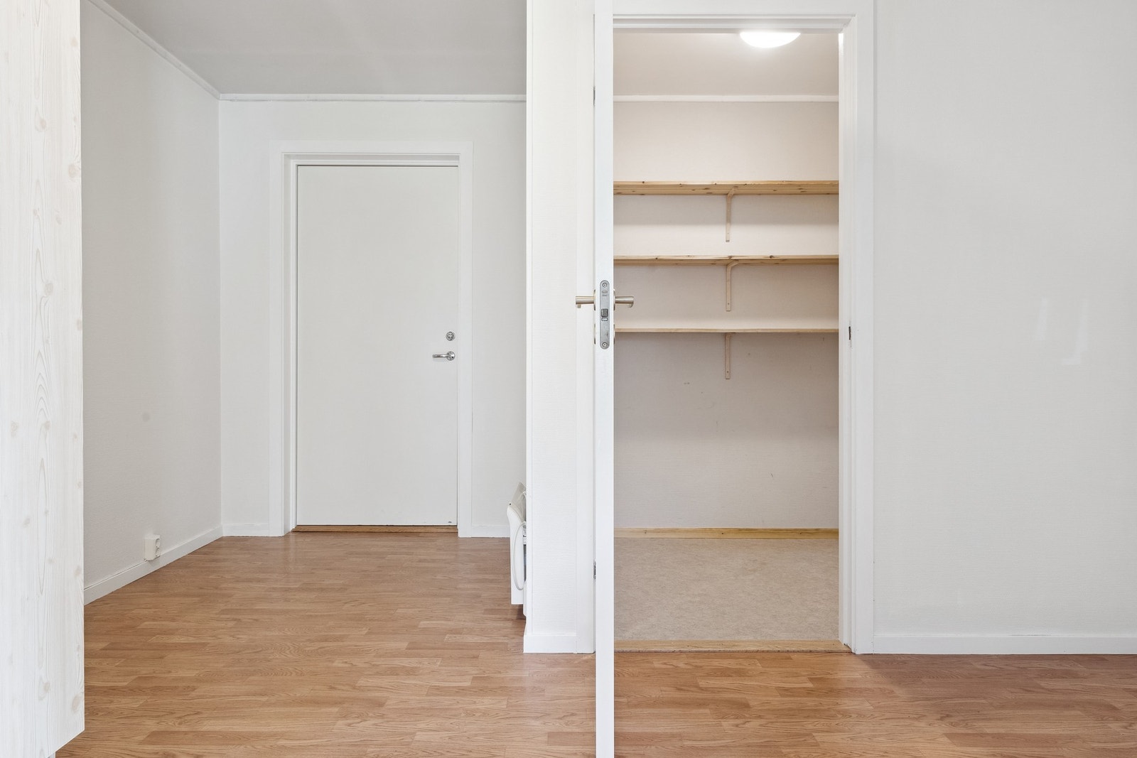 Det er en innvendig bod i leiligheten samt en bod i fellesareal Galleribilde