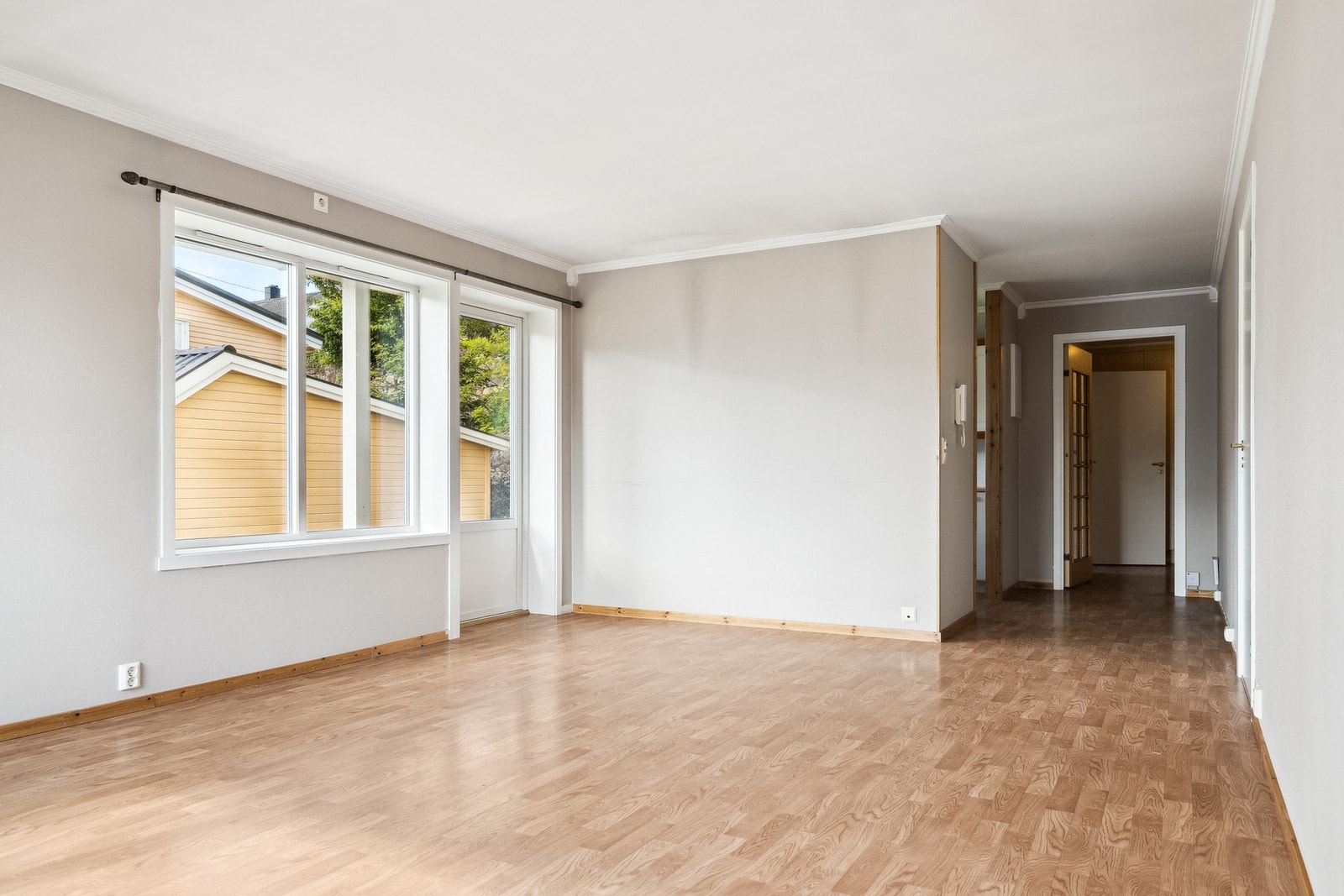 Stue med utgang til terrasse på bakkeplan Galleribilde