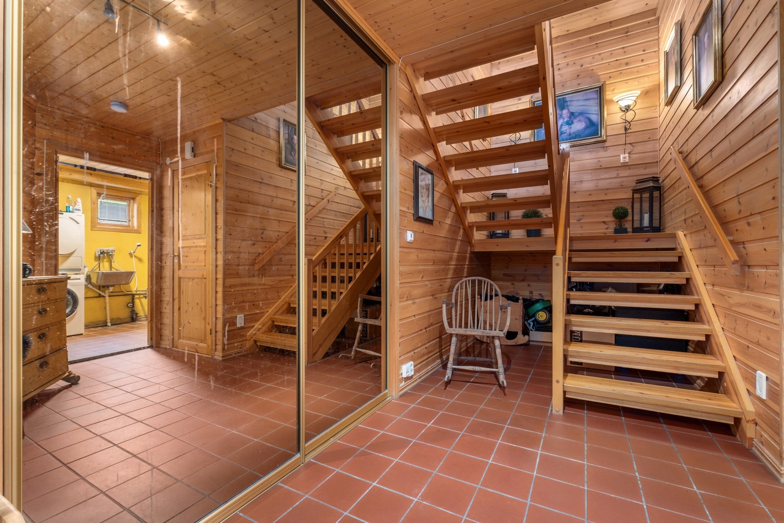 Stor entré med skyvedørsgarderobe. Galleribilde