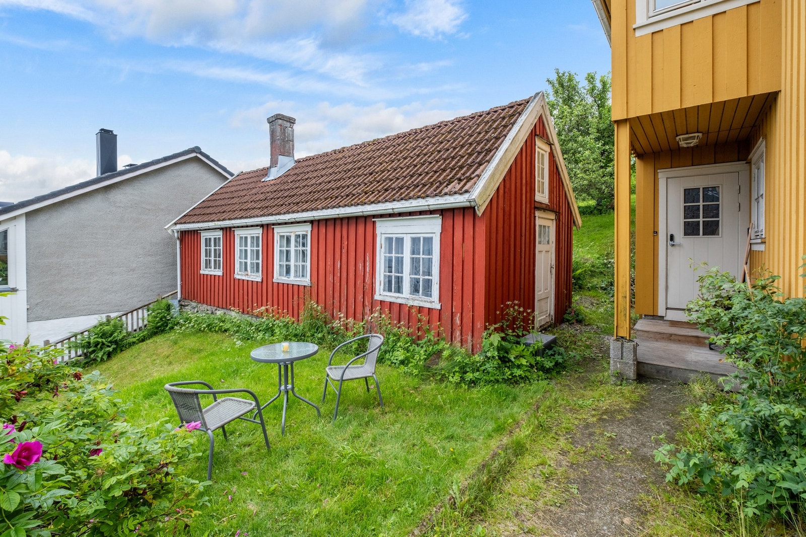 I tillegg til boligen er det også et uthus/tidligere smie. Bygget brukes i dag som lager. Galleribilde