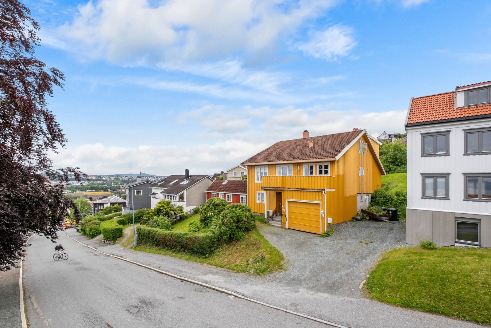 Velkommen til Steinberget 17! En pen og innholdsrik enebolig med attraktiv beliggenhet i Steinberget. Galleribilde