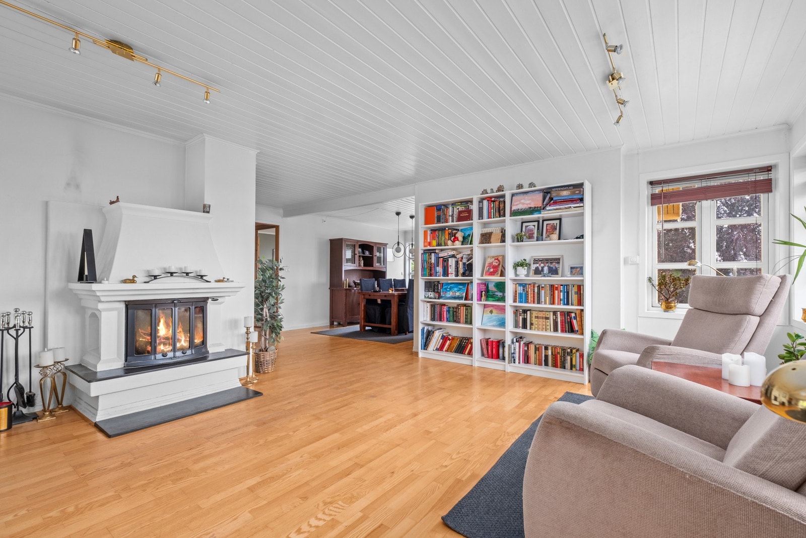 vedfyring på stua gir en lun og behagelig varme. Galleribilde