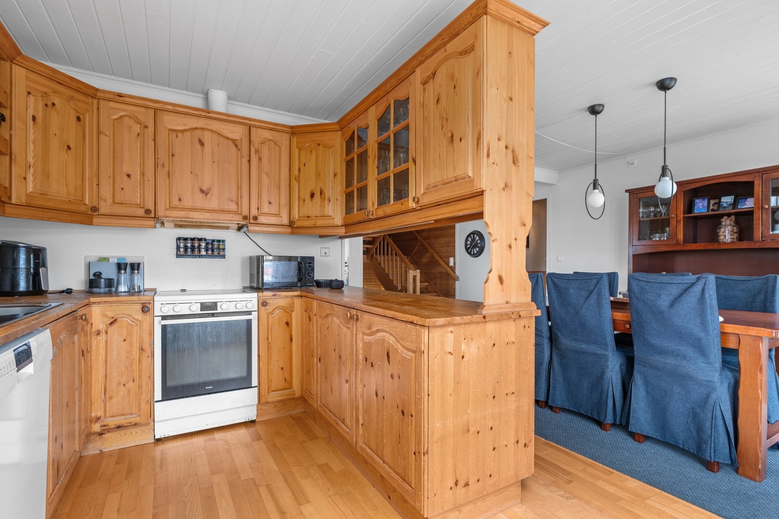 Stort kjøkken med god skap- og benkeplass. Galleribilde