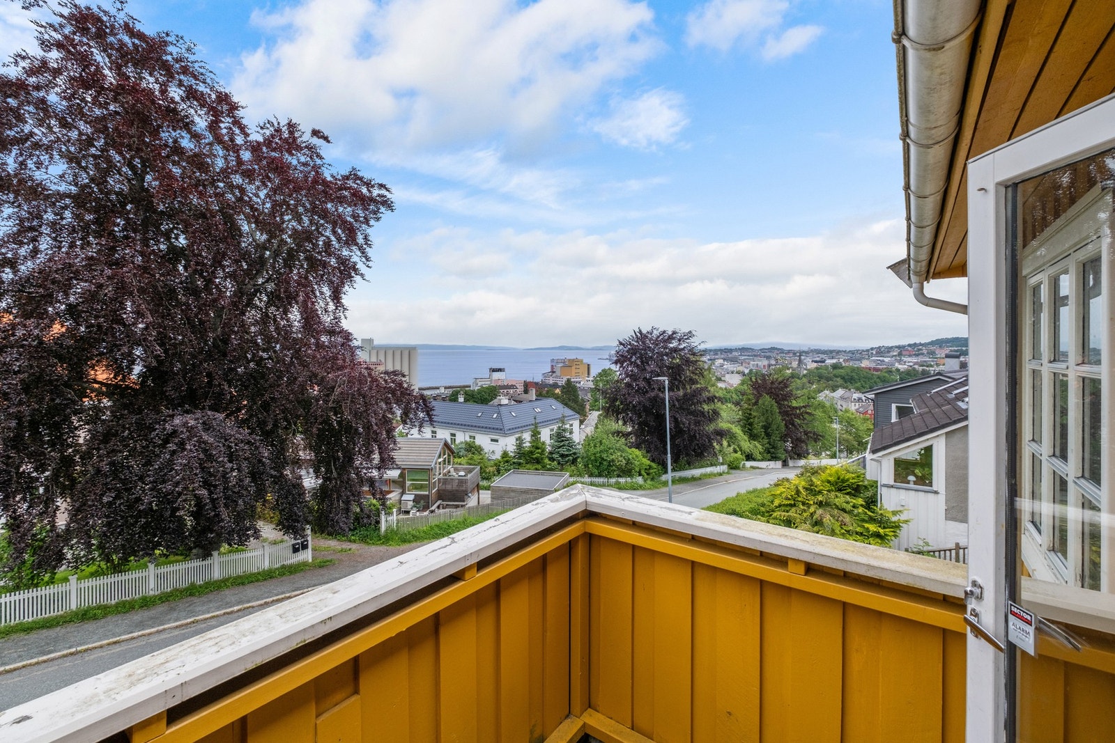 Nydelig utsikt over byen og Trondheimsfjorden. Galleribilde