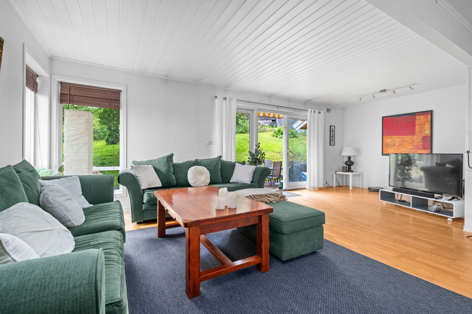 Fra stua har man utgang til terrasse og hage. Galleribilde