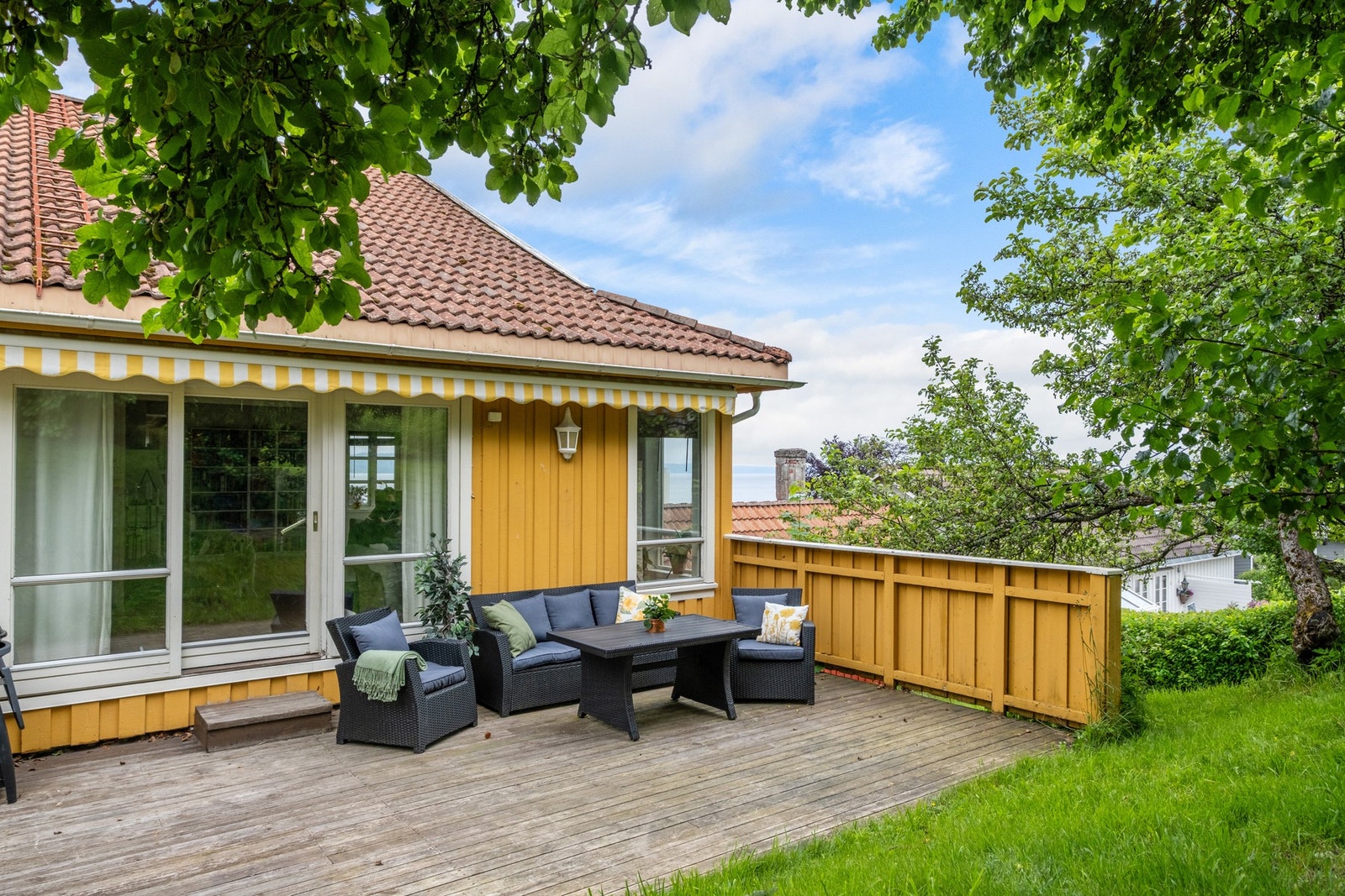 Terrassen og hagen ligger skjermet og fint til. Galleribilde