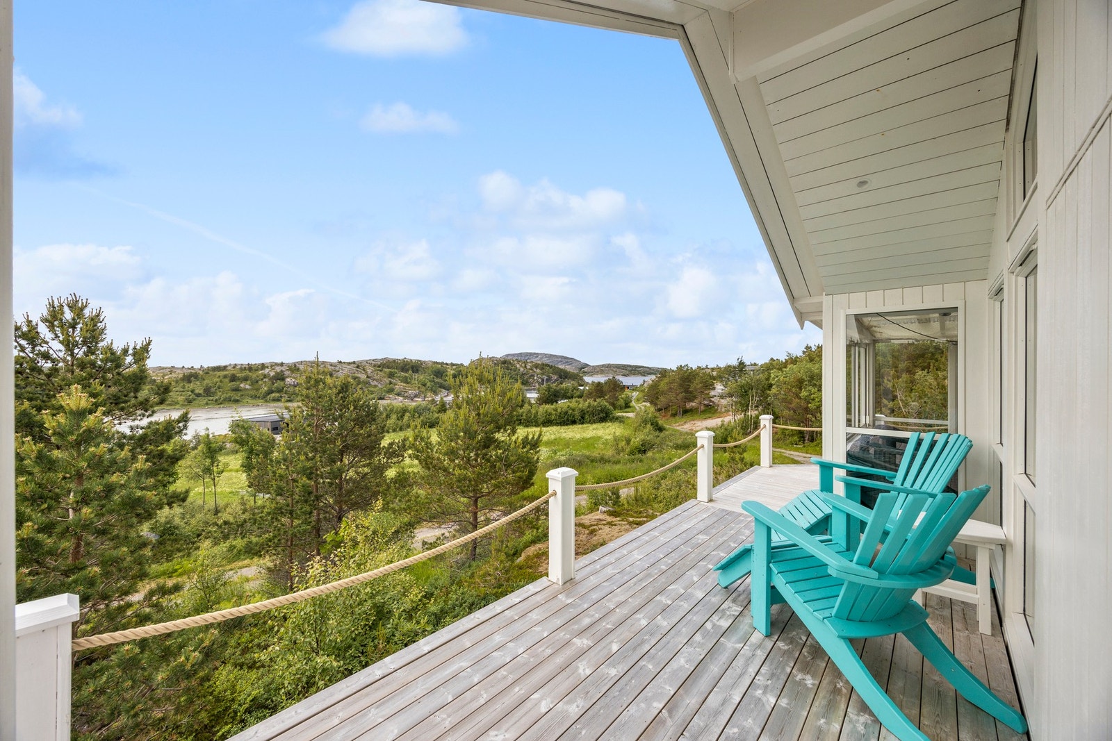 Terrassen fortsetter rundt flere sider av hytta. Galleribilde