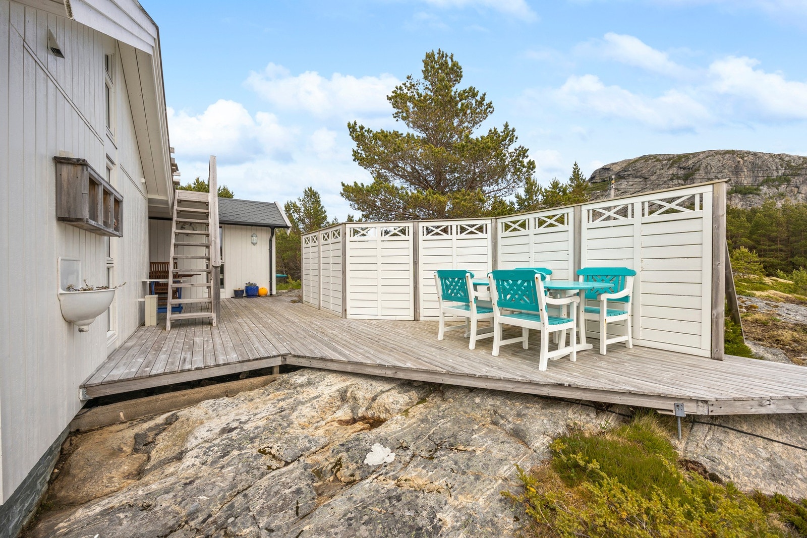 Hytta er omkranset av flere solrike og pent oppbygde terrasse Galleribilde