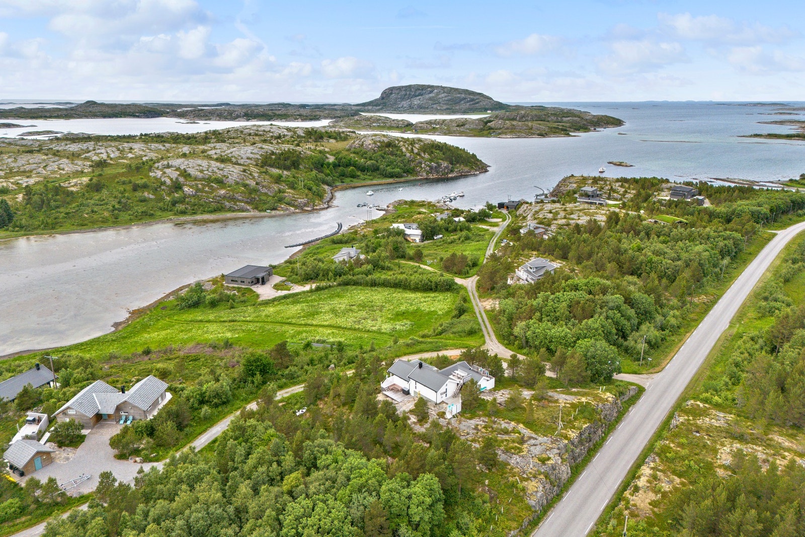 Kort veg til Lauvsnes (kommunesentrum) med bl.a. dagligvarebutikk og byggevareforhandler. Galleribilde