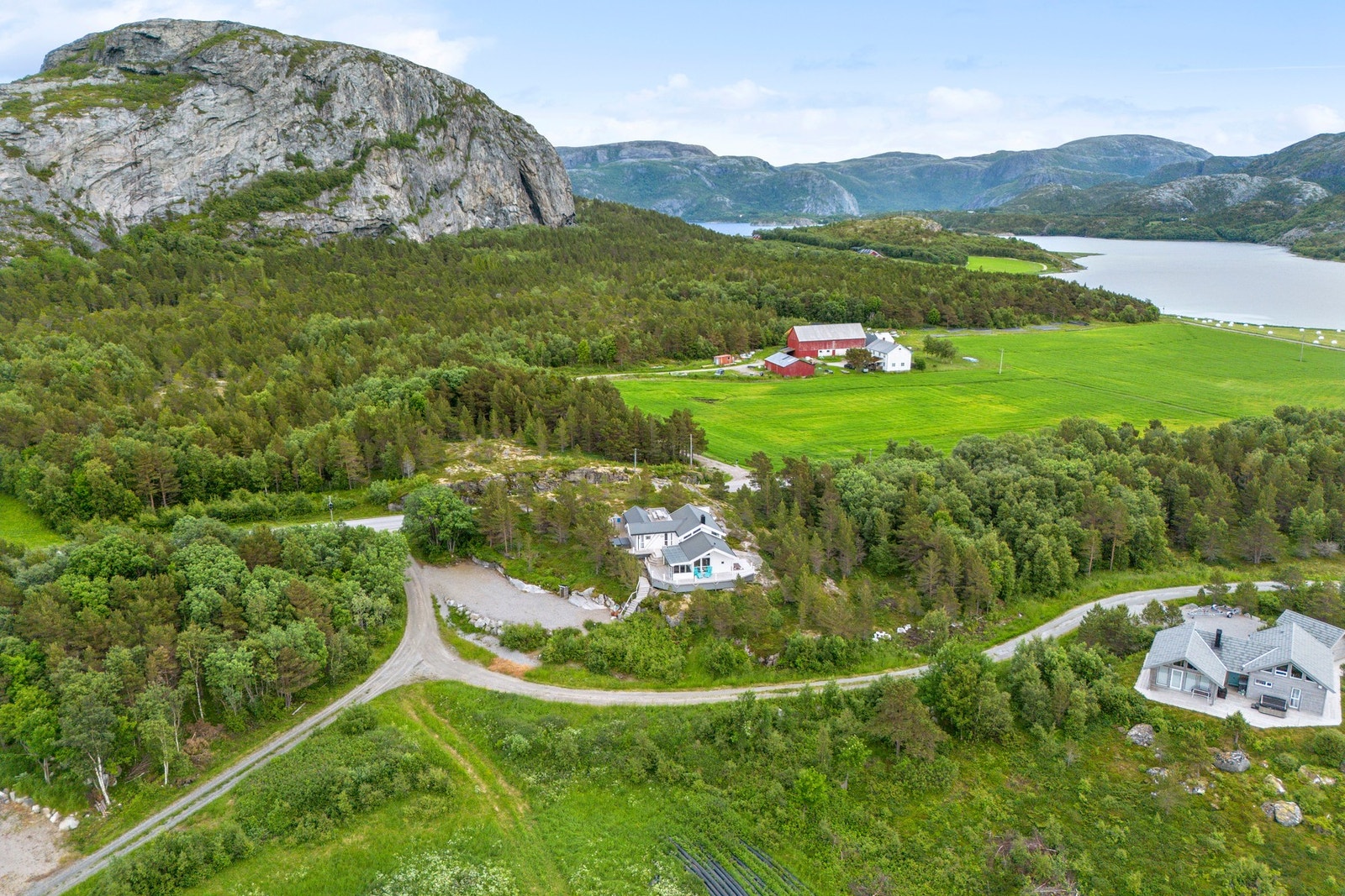 Eiendommen ligger flott til på et høydedrag i Glasøyvågen på Glasøya. Galleribilde