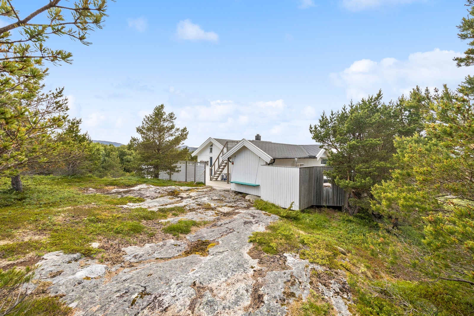 Fra baksiden av eiendommen er det opparbeidet en sti, for adkomst med eksempelvis trillebår eller ATV ved frakt av tyngre gjenstander. Galleribilde