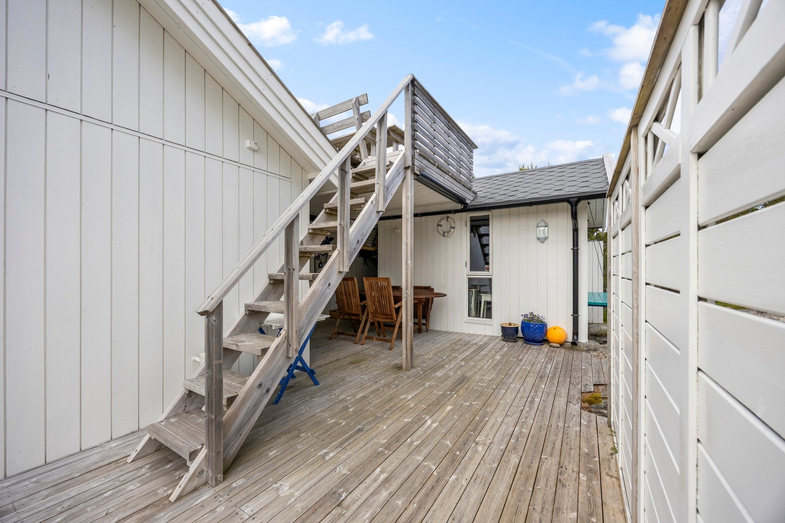 Trapp opp til takterrassen. Opparbeidede uteområder følger rundt hele hytta. Under takterrassen er det sekundær inngang til hytta, samt adkomst inn til uteboden. Galleribilde