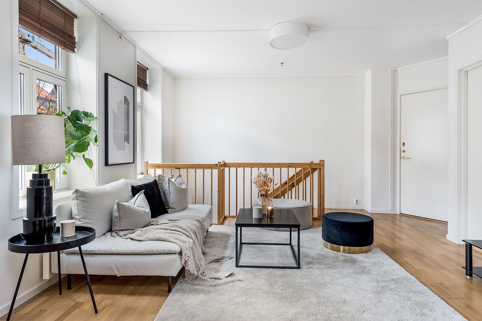 Leiligheten har flere store vindusflater, noe som gir godt med naturlig lys Galleribilde