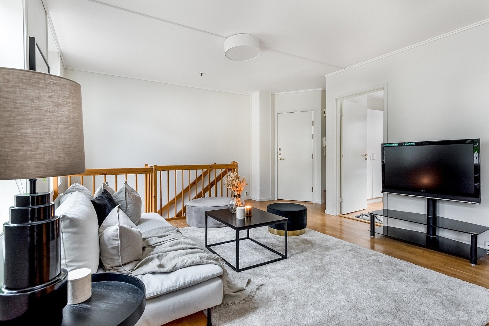 Leiligheten har en rekke kvaliteter å skilte med, blant annet to stuer, balansert ventilasjon, oppgradert bad i 2019 og et stort kjøkken Galleribilde