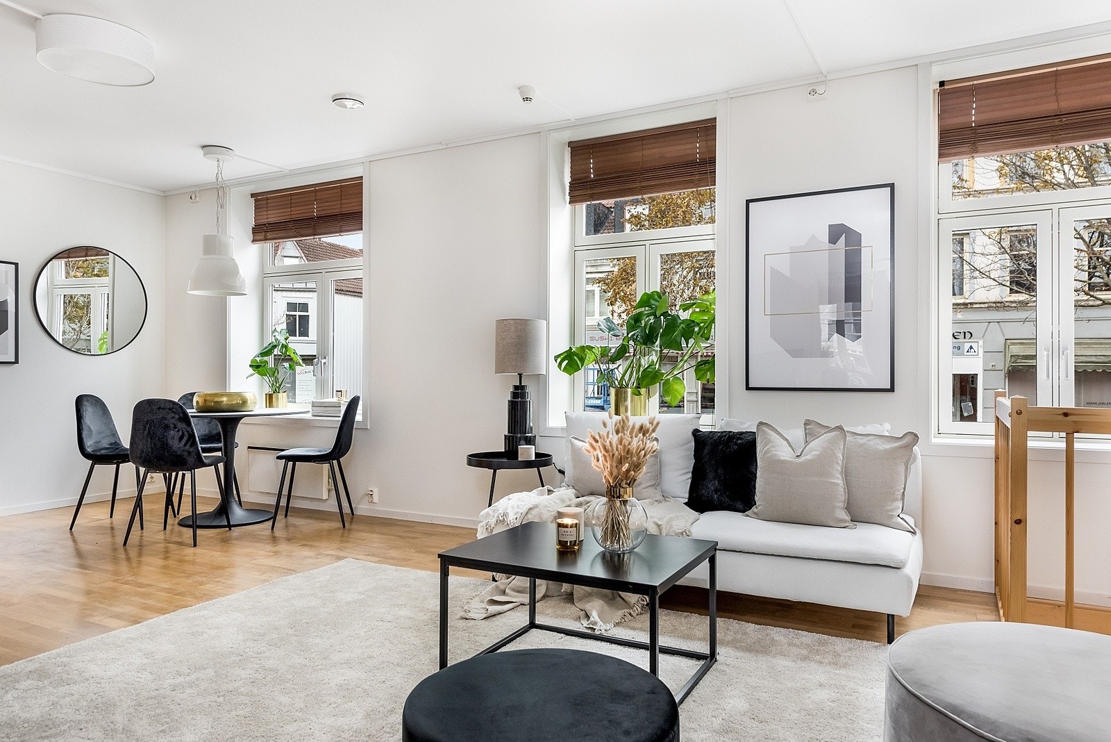 Leiligheten ligger midt i sentrum med gangavstand til "alt" av fasiliteter og servicetilbud Galleribilde