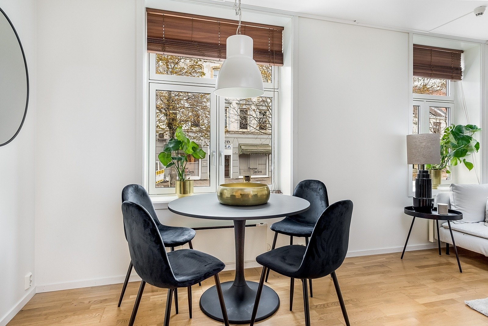 Ved kjøkkenet er det plass til ønsket spisebords innredning Galleribilde