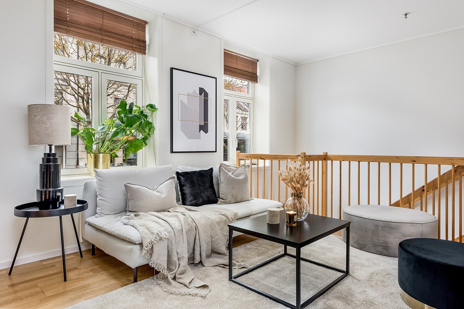 Den romslige stuen på hele 32 kvm gir fantastisk møbleringsfrihet, her kan du enkelt skape ulike soner som passer perfekt til dine ønsker og behov Galleribilde